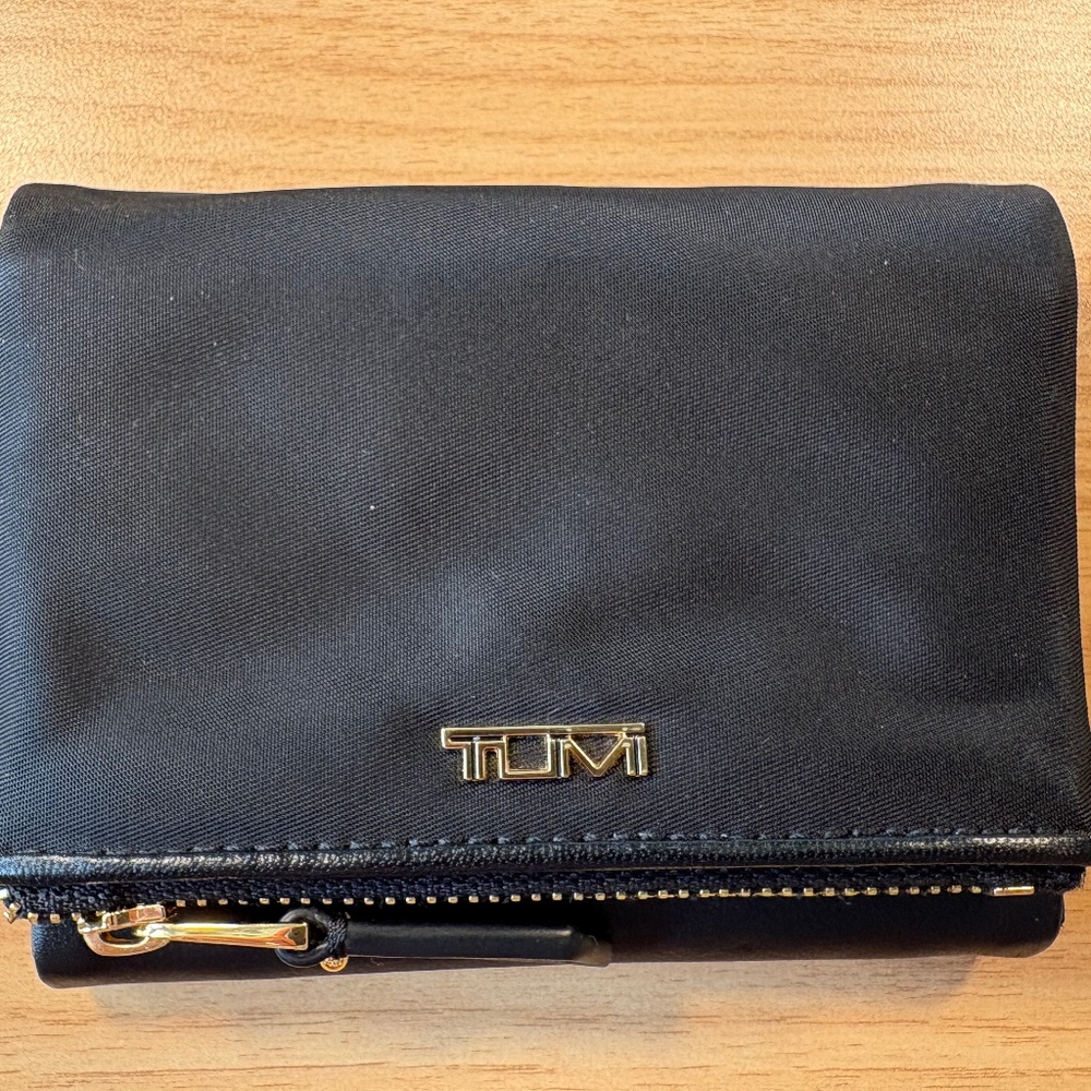 TUMI - Voyageur Compact Flap Wallet, Black, Pristine condition, NWOT